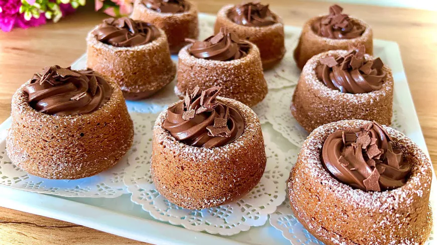 Mini Cocoa Cakes with Hazelnut Cream