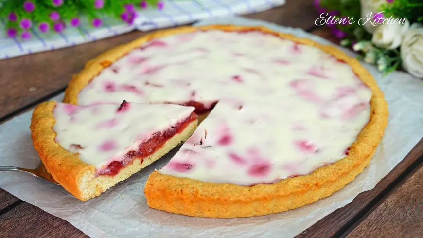 Strawberry Tart with Sour Cream Topping