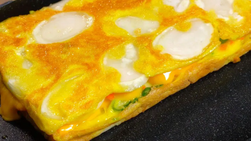 Cheesy Korean Rice Cake Omelette Recipe