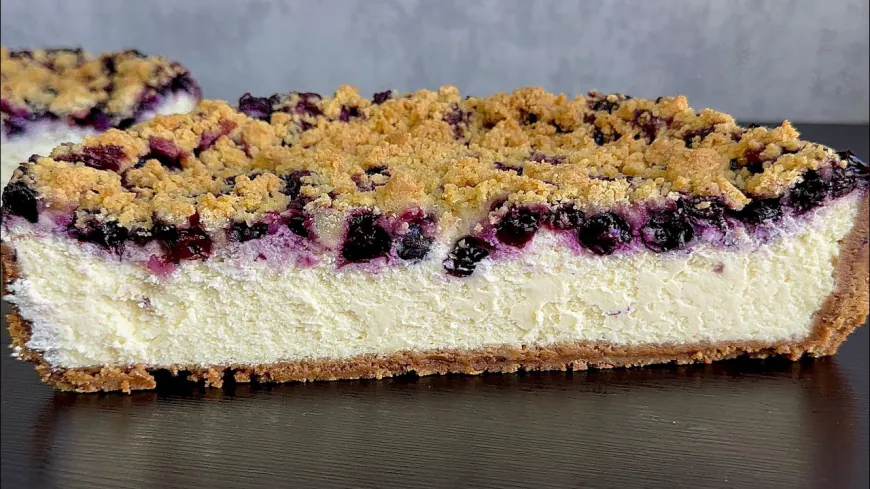 Blueberry Crumble Cheesecake